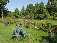 Un banc en métal