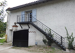 Escalier monobloc pour accès bureaux