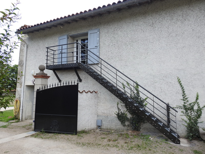 L'escalier d'extérieur en métal d'une maison