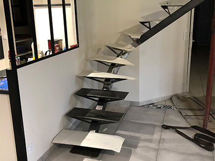 Un escalier balancé pour gagner de l’espace