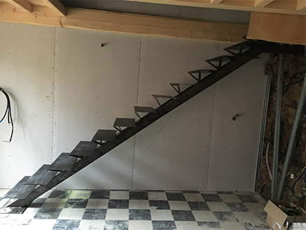 Une escalier droite en métal