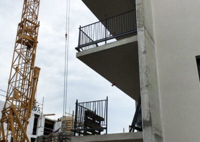 La pose du garde corps d'un balcon