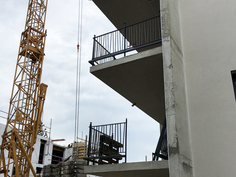 La pose du garde corps d'un balcon