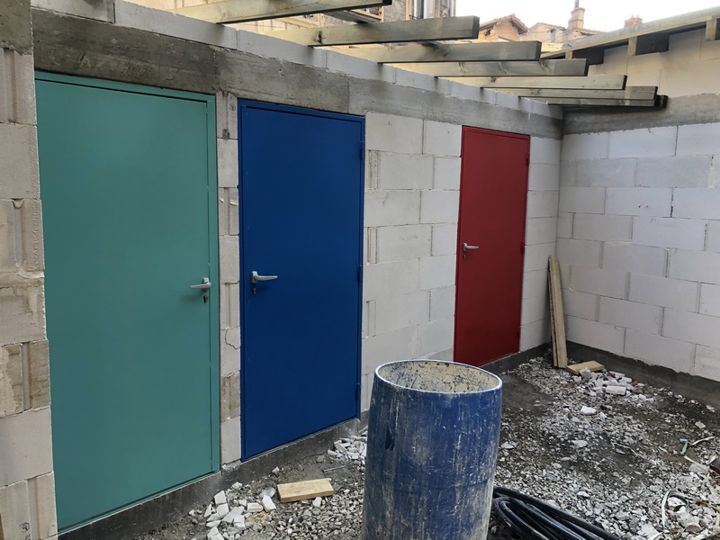 conception et pose de porte métalliques dans le cadre d'une rénovation de toilettes et locaux techniques d'un établissement scolaire de la Loire