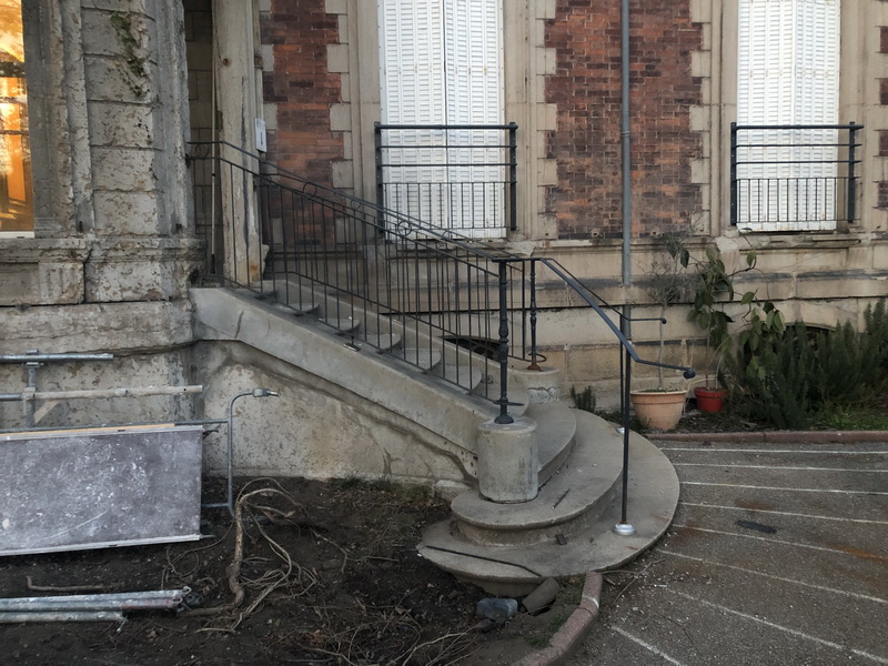 Groupe Pallay, ferronnier a réalisé la sécurisation de l'entrée d'une école avec la réalisation d'un garde corps sur mesure. Loire 42