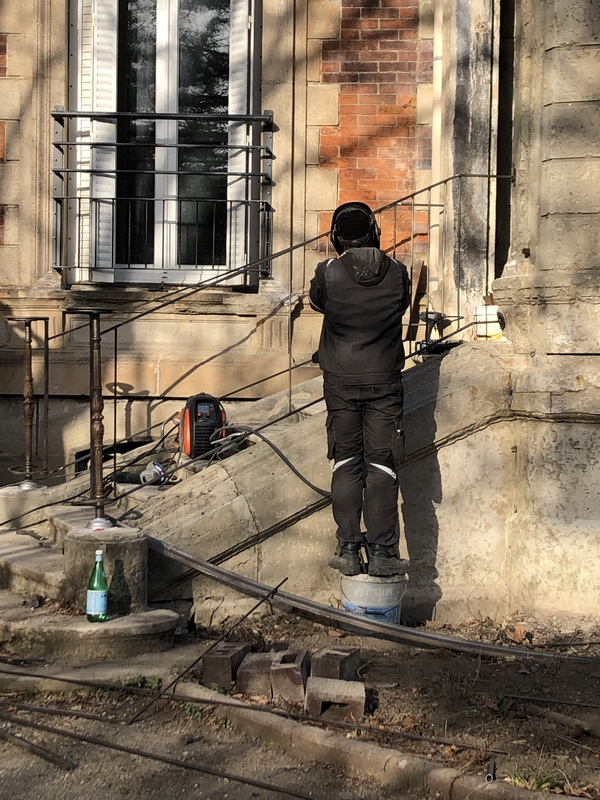 Groupe Pallay, ferronnier a réalisé la sécurisation de l'entrée d'une école avec la réalisation d'un garde corps sur mesure. Loire 42