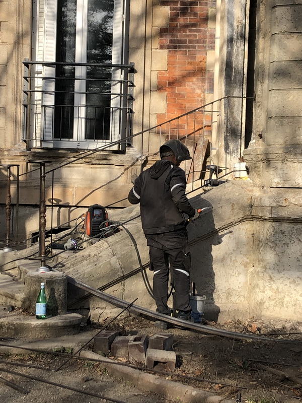 Groupe Pallay, ferronnier a réalisé la sécurisation de l'entrée d'une école avec la réalisation d'un garde corps sur mesure. Loire 42