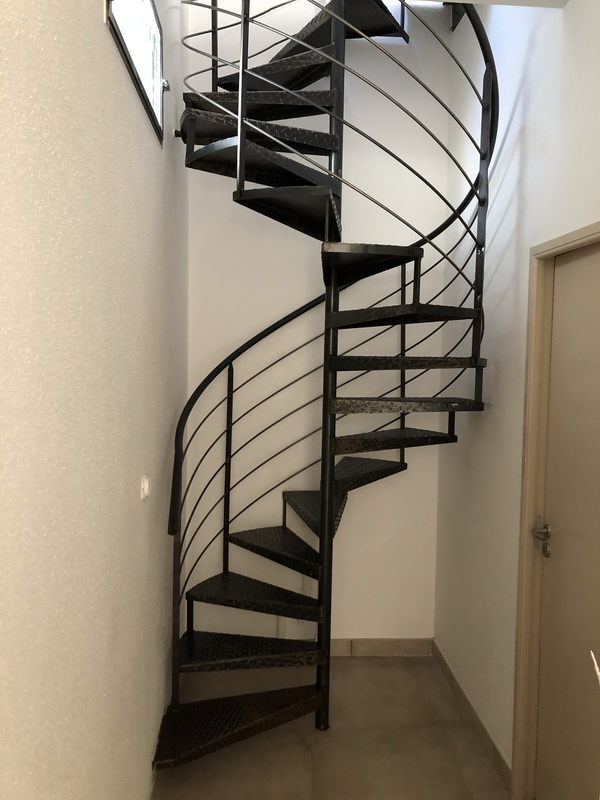 escalier hélicoïdal conçu, réalisé et posé par le groupe Pallay dans le cadre d'une rénovation à Montbrison