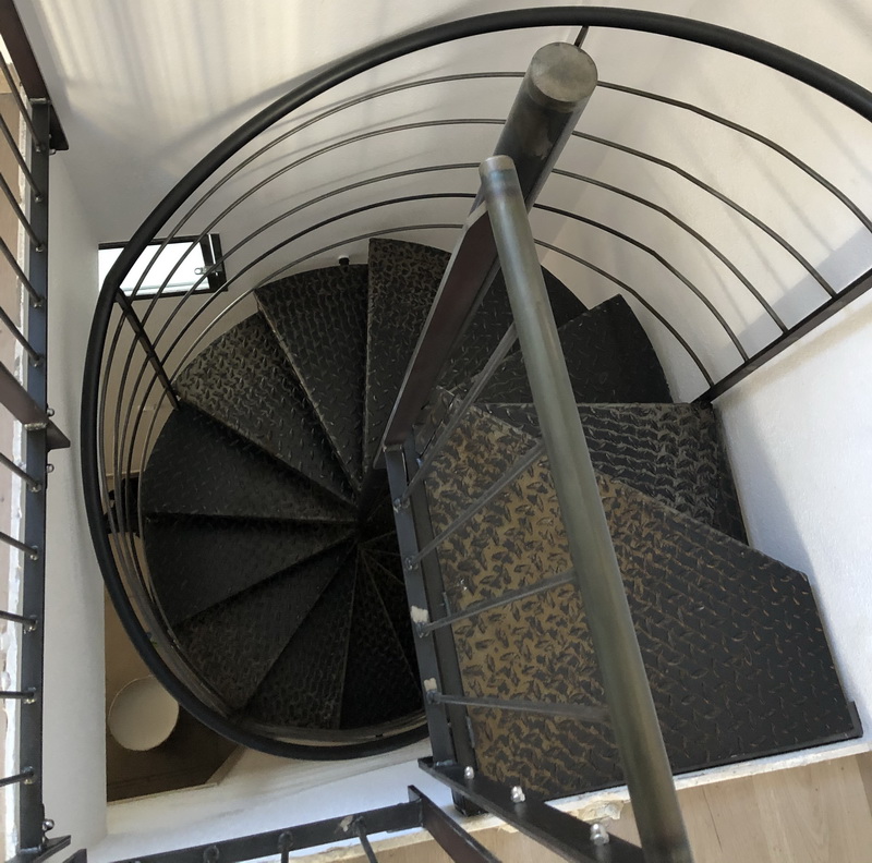 escalier hélicoïdal conçu, réalisé et posé par le groupe pallay dans le cadre d'une rénovation à Montbrison