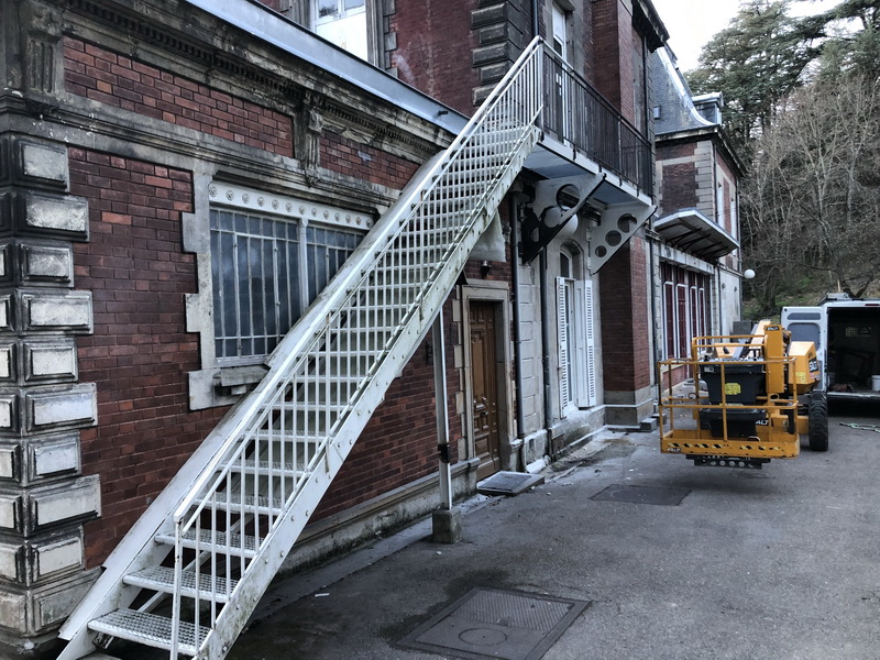 Le groupe Pallay a réalisé l'importante modification d'un escalier métallique destiné à desservir une salle de classe d'un établissement scolaire de la Loire. Ce chantier a nécessité de nombreux ajustements et la mise en place de gardes-corps pour une sécurité parfaite.