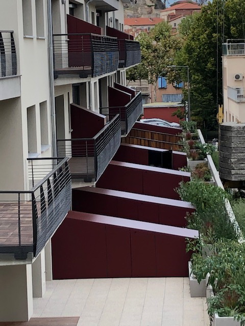 séparateurs de terrasse réalisés sur mesure par le groupe Pallay pour un immeuble primé de SCF à montbrison