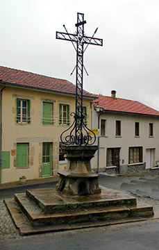 le socle de la croix du Plâtre   de St bonnet le courreau a inspiré Gustave Eiffel